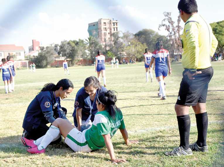 MÉDICOS VOLUNTARIOS ATIENDEN A UN DEPORTISTA EN UNA COMPETENCIA PASADA, EN COCHABAMBA.