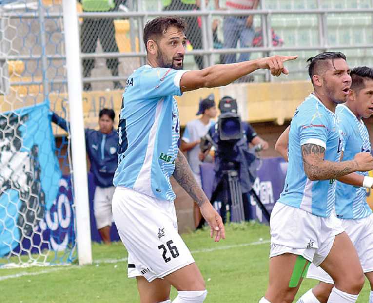 EL ATACANTE ARGENTINO CÉSAR LAMANNA EN UN PARTIDO PASADO DE AURORA.