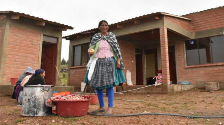 Se entregaron viviendas sociales a 25 familias. | @mincombolivia