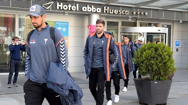 Los compañeros de Pelayo Novo saliendo del hotel tras la suspensión del partido (EFE)