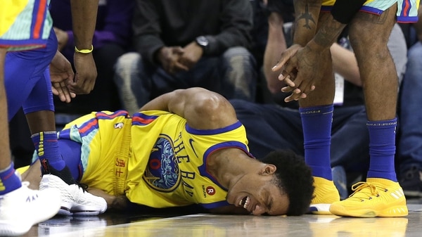 Patrick McCaw, de los Warriors, yace en el piso tras una dura caída luego de un roce con Vince Carter, de Sacramento Kings (AP Photo/Rich Pedroncelli)