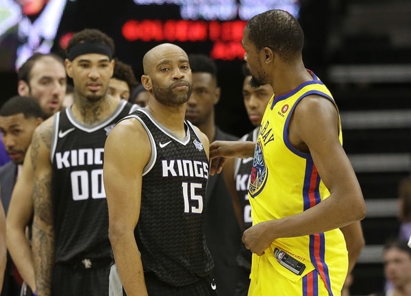 Vince Carter (15), de los Kings, rompió en llanto ante la lesión de Patrick McCaw, de los Warriors, tras rozarlo cuando saltó a volcar (AP Photo/Rich Pedroncelli)