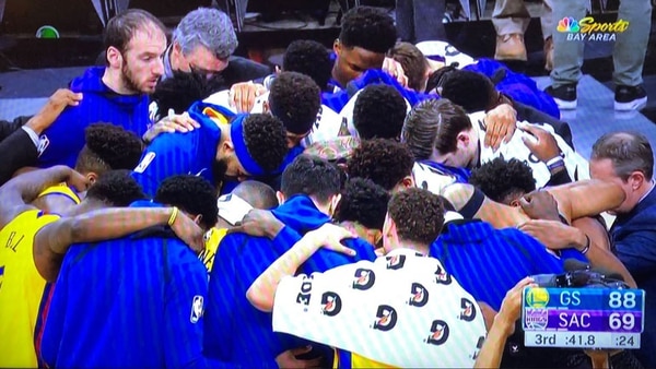 El momento en que los jugadores de los Warriors rezaron por su compañero Patrick McCaw