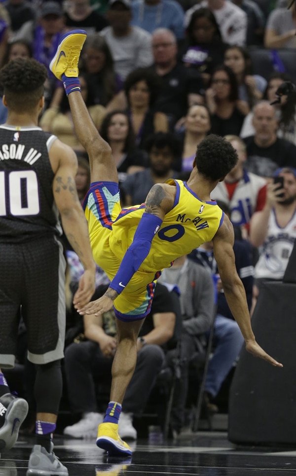 El momento de la caída de Patrick McCaw (AP Photo/Rich Pedroncelli)