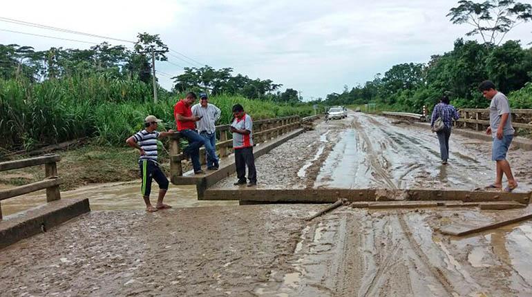Varios comunarios observan el puente que se desplazó en Beni, ayer. | YERKO NUÑEZ