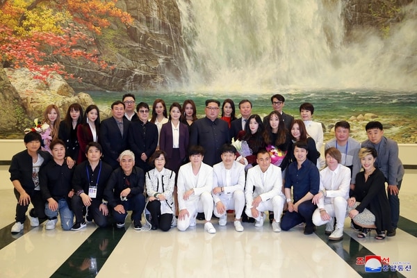 Kim Jong-un con los artistas surcoreanos (KCNA/via Reuters)