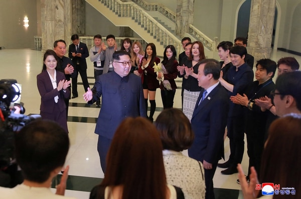 Kim Jong-un y su esposa Ri Sol Ju en el Gran Teatro de Pyongyang en Corea del Norte(KCNA/via Reuters)