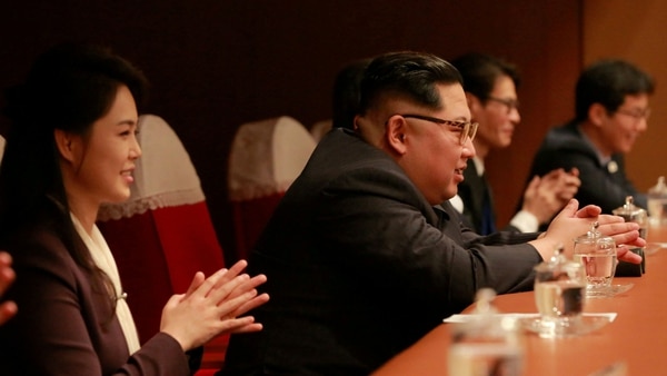 Kim Jong-un con su esposa Ri Sol Ju durante el concierto de músicos surcoreanos en Pyongyang (Reuters)