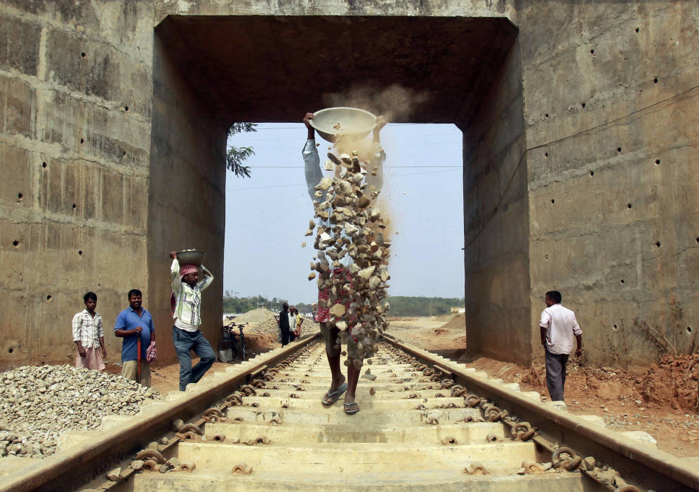 Foto: Trabajadores durante la construcción de una nueva vía de ferrocarril en las afueras de Agartala, capital del estado de Tripura, el 25 de febrero de 2015. (Reuters)