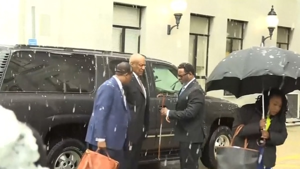 Según mostraron las televisiones locales, Cosby llegó a la corte de Norristown, a las afueras de Filadelfia, donde se negó a responder a las preguntas que le gritaban los periodistas