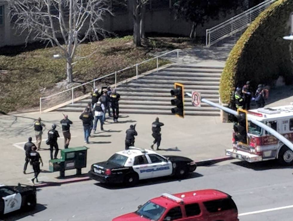 Policías entrando en la sede de YouTube en San Bruno, este martes.