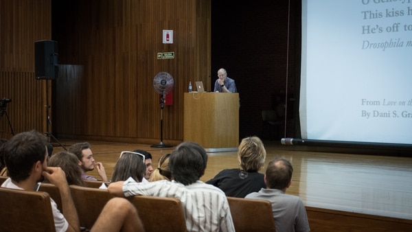 El auditorio de estudiantes de biología se deleitaron con un Rosbash accesible para las preguntas y hasta pronunció varias palabras en español.