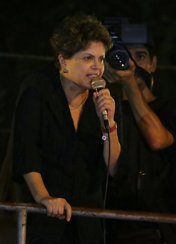 La ex presidente de Brasil, Dilma Rousseff, durante el acto en respaldo del ex presidente Lula da Silva frente al sindicato metalúrgico en Sao Bernardo do Campo (AP Photo/Nelson Antoine)