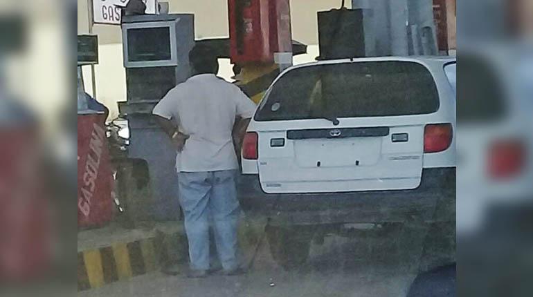 Un vehículo sin placa trasera carga combustible en uno de los surtidores del trópico. | Los Tiempos