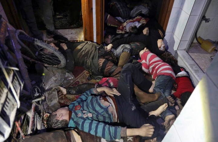 Víctimas del ataque químico en Douma, Siria. Entre los muertos había mayoría de niños y mujeres. AP