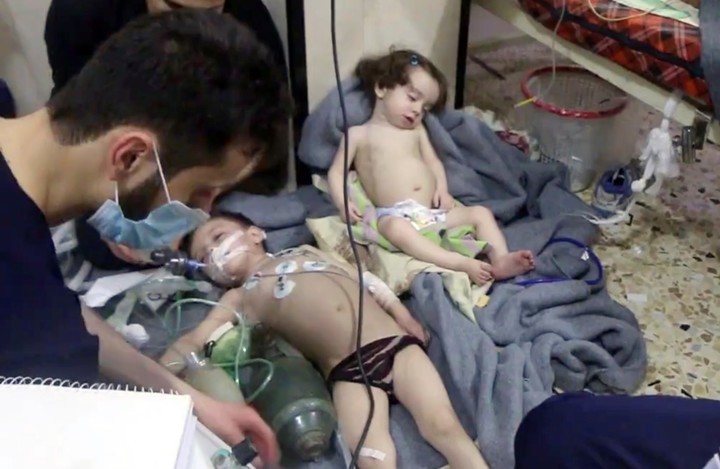 Entre los afectados en el bombardeo contra la ciudad de Duma hay un gran número de niños. AP