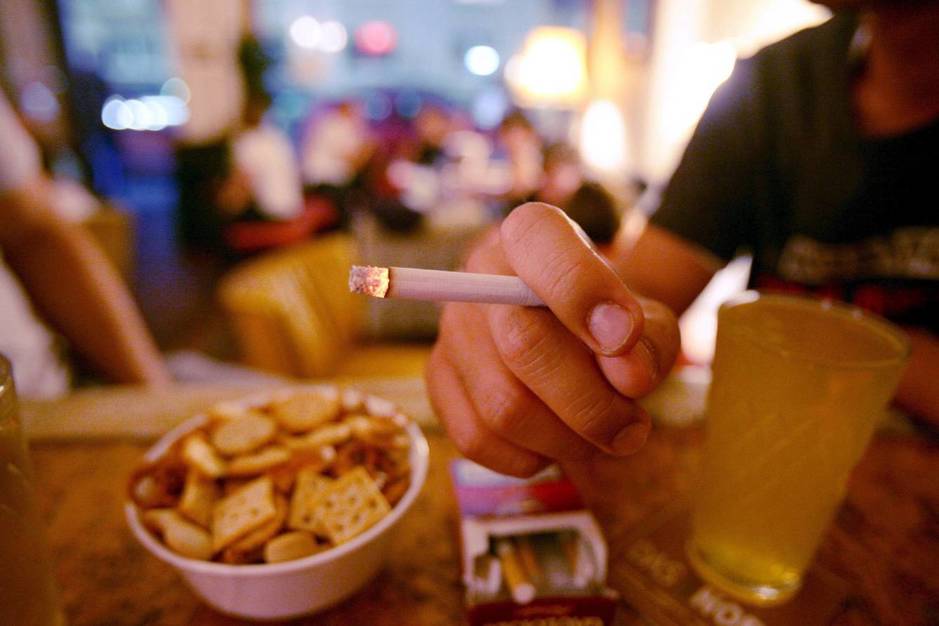Un hombre fumando en un bar de Alemania | EFE