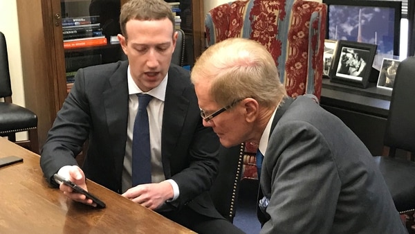 Zuckerberg, junto al senador Bill Nelson (Reuters)