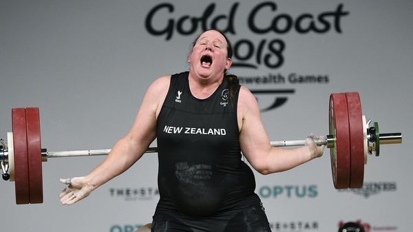 Laurel Hubbard se dislocó su codo izquierdo (AFP PHOTO / WILLIAM WEST)