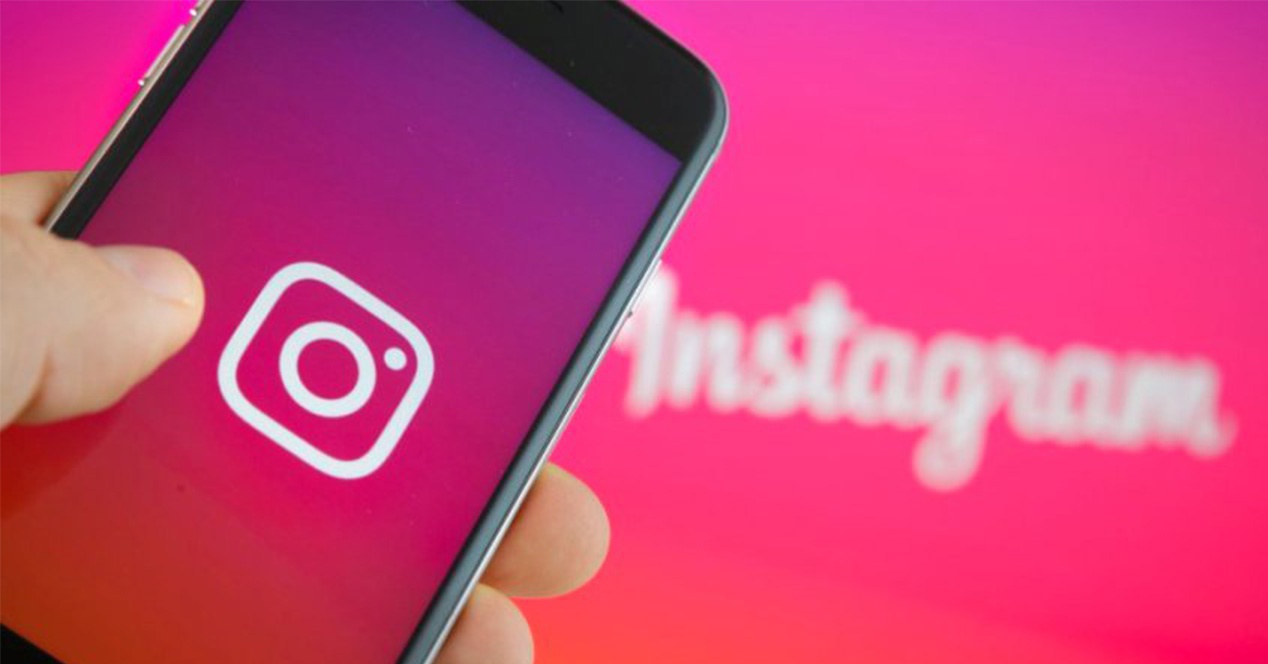 Móvil en mano con Instagram