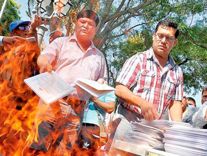 EN COCHABAMBA, DÍAS ATRÁS, CIUDADANOS QUEMARON LIBROS DE RECOLECCIÓN DE FIRMAS QUE IMPULSA LA AGRUPACIÓN “CAMBIEMOS AL ALCALDE” PARA REVOCAR A JOSÉ MARÍA LEYES.