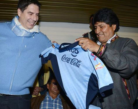Evo Morales (der.) junto a Marcelo Claure cuando el empresario le obsequió una casaca del club Bolívar. Foto: Archivo La Razón