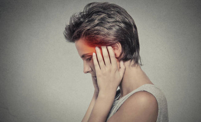Una mujer con dolor de cabeza. (iStock)