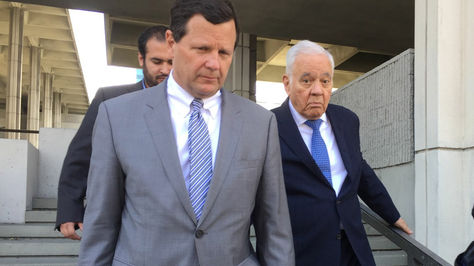 El ex presidente Gonzalo Sánchez de Lozada sale de la Corte Federal de EEUU, en Fort Lauderdale, Florida, junto a su abogado Stephen Raber el 20 de marzo de 2018 después de testificar ante el tribunal. Foto: AFP