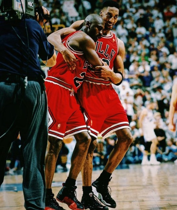 Pippen sostiene a su amigo, al borde del desmayo, en aquel partido mítico