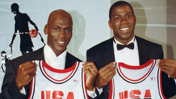 “Su Majestad” y “Magic” Johnson, con la camiseta del Dream Team (AP)