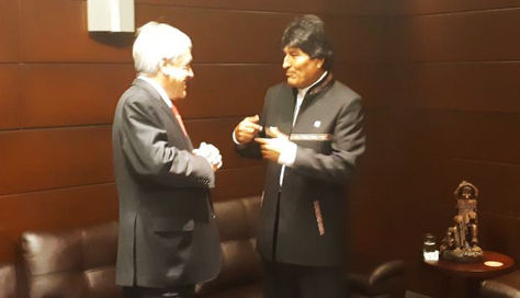 El presidente Morales (i) y su homólogo Piñera en la charla informal en la Cumbre de las Américas.