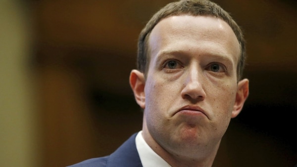 Zuckerberg dijo que Facebook no guarda los datos de la navegación de los usuarios, y luego se contradijo y lo admitió (Reuters)