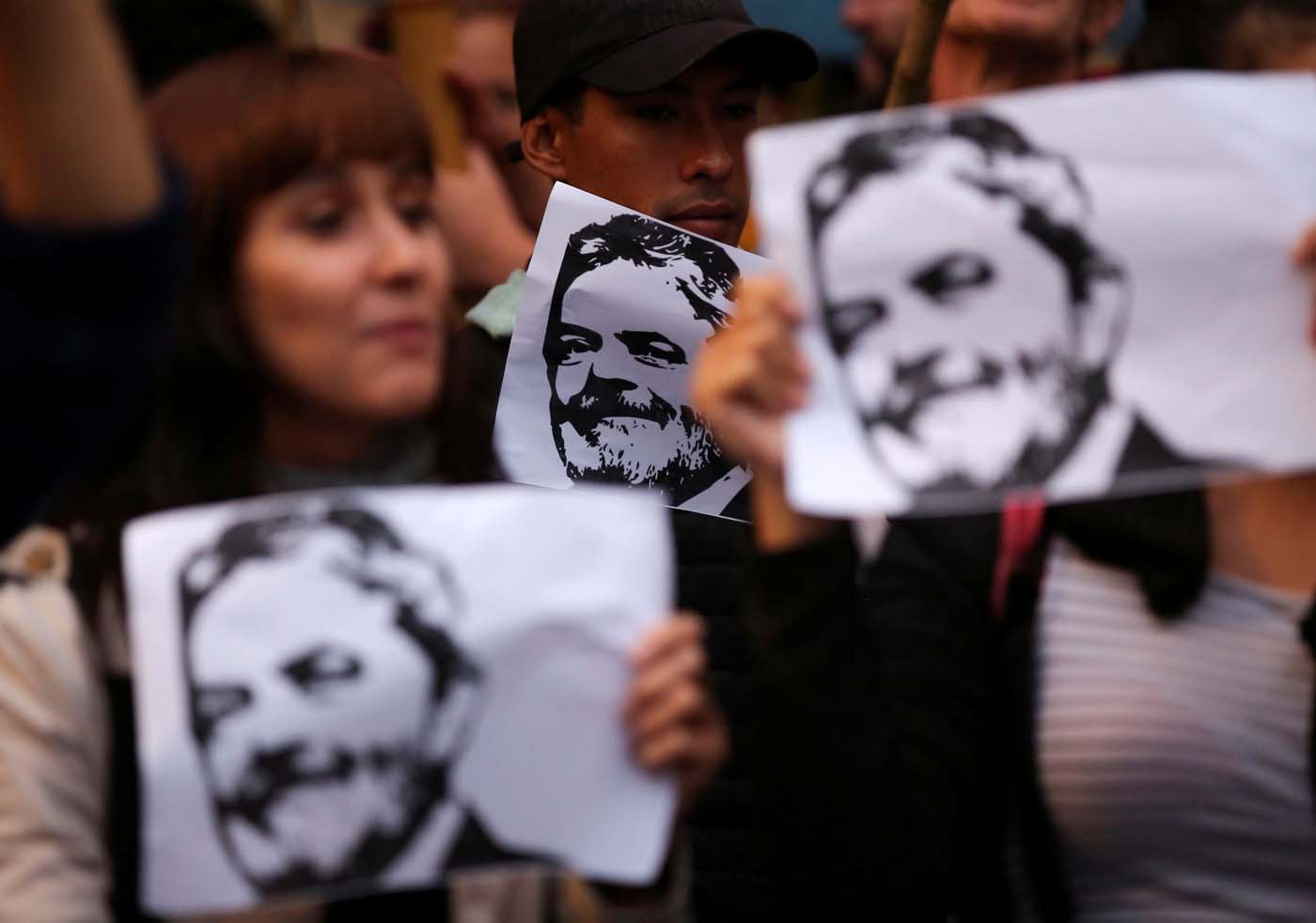 Demonstrators hold pictures of former Brazilian President Luiz Inacio Lula da Silva, in his support, in Buenos Aires, Argentina, April 6, 2018. REUTERS/Agustin Marcarian   NO RESALES. NO ARCHIVE.