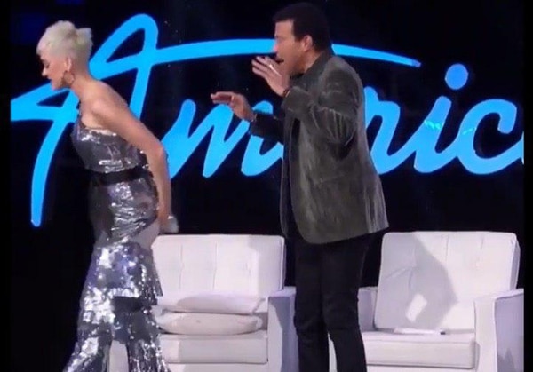 Katy Perry sufrió una falla de vestuario durante la grabación de American Idol