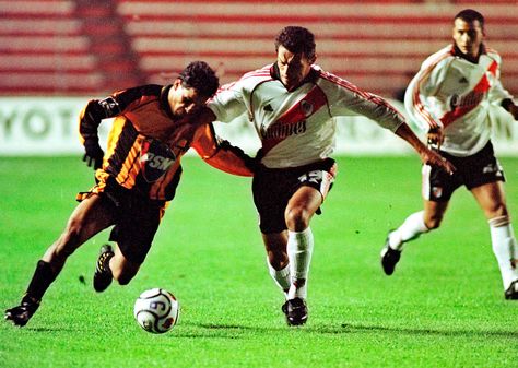 El enfrentamiento entre The Strongest y River Plate en 2001 por Copa Libertadores. Foto: Archivo AFP