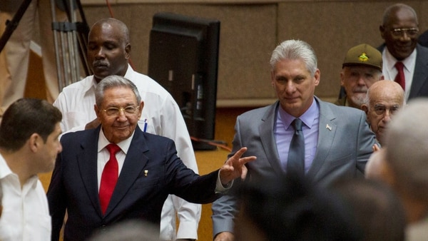 Raúl Castro y Diaz-Canel durante su llegada en la Asamblea Nacional de Cuba (Reuters)