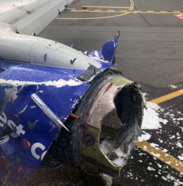 Así quedó la turbina del avión luego del accidente.
