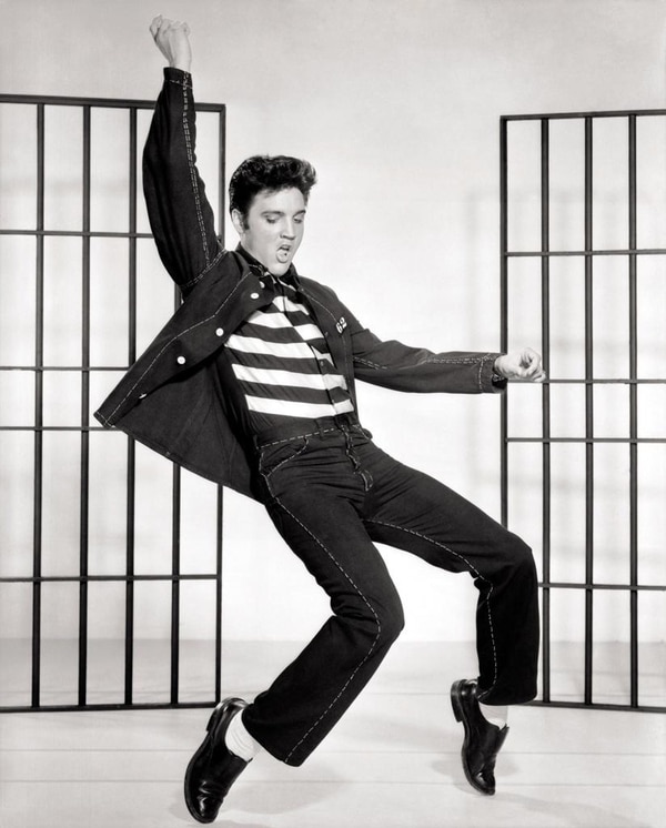 Los pantalones y la campera de jean con pespuntes que Elvis popularizó en “Jail house Rock”