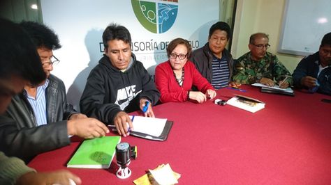 La firma del acuerdo entra la FTC y los cocaleros de La Asunta, con la mediación de la Delegación Defensorial de La Paz. Foto: Delegación Defensorial de La Paz