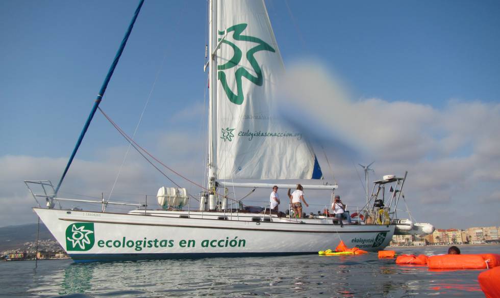 En recuerdo de siete mujeres que murieron en una patera intentando alcanzar la costa de Melilla, se lanzaron siete chalecos salvavidas al mar desde el velero 