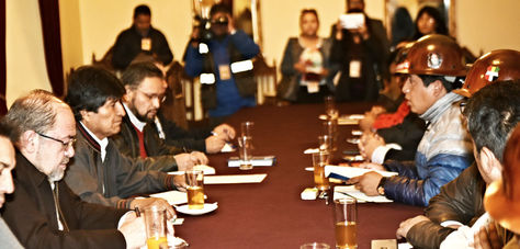 Evo Morales (i) y Juan Carlos Huarachi (d) frente a frente en la reunión Gobierno-COB la mañana de este sábado en Palacio de Gobierno.
