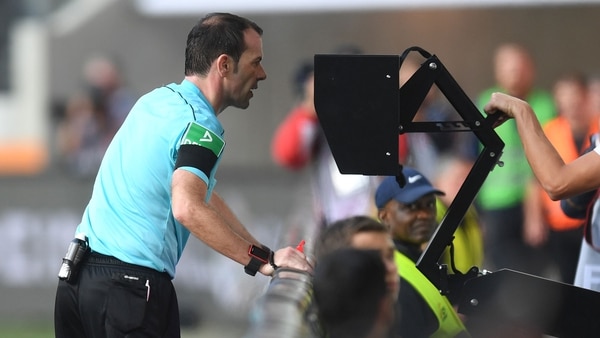 El VAR solo intervendrá en goles, penales, expulsiones y confusiones de identidad (AFP)
