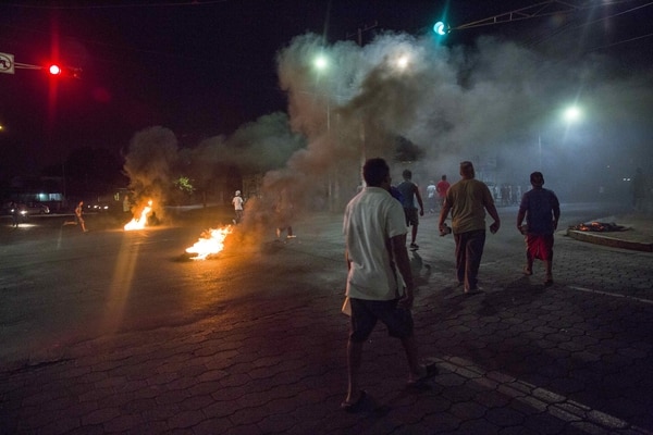 Un grupo de personas quema llantas durante una protesta este jueves en Managua (EFE/Jorge Torres).