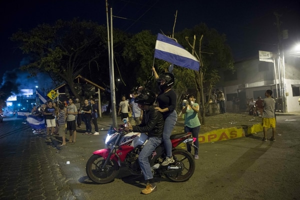Un grupo de personas protesta en Managua. Hubo enfrentamientos entre quienes rechazan y apoyan las reformas aplicadas por el Gobierno de Daniel Ortega a la Seguridad Social. (EFE/Jorge Torres)