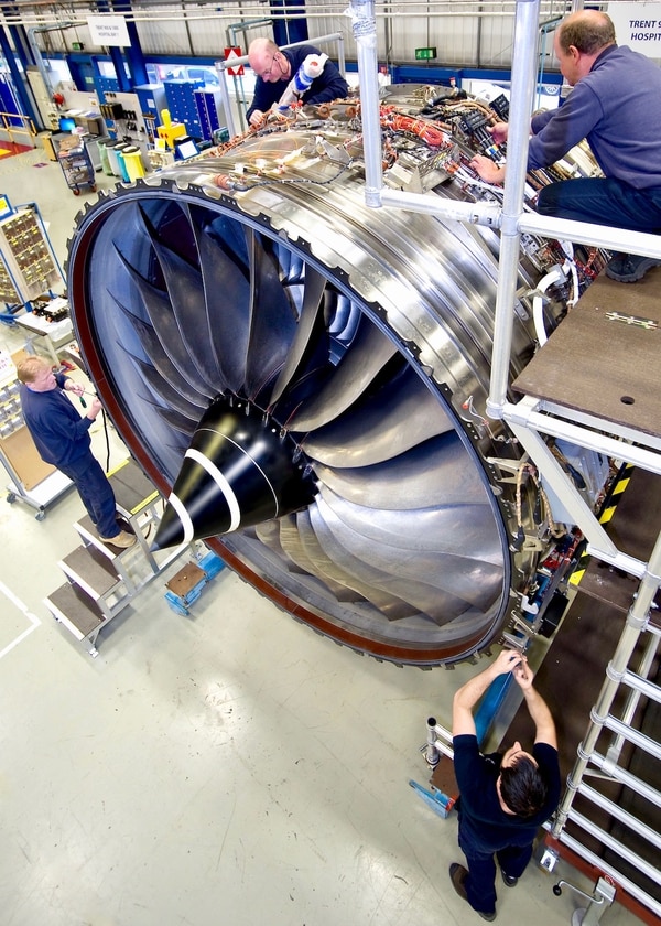 Operarios de Rolls-Royce trabajan en los motores Trent 1000, cuestionados desde su entrada en funcionamiento por potenciales problemas de fiabilidad