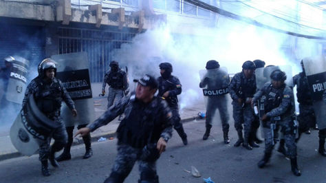 La Policía uso gas lacrimógeno para dispersar a los simpatizantes de Leyes.