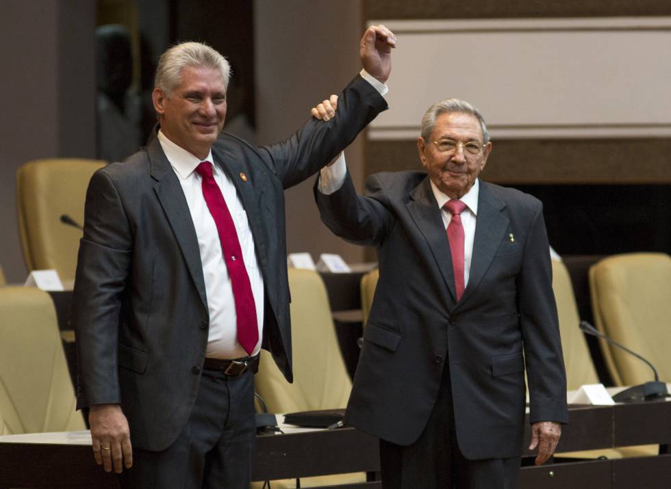 Raúl Castro levanta el brazo del nuevo presidente de Cuba, Miguel Díaz-Canel.