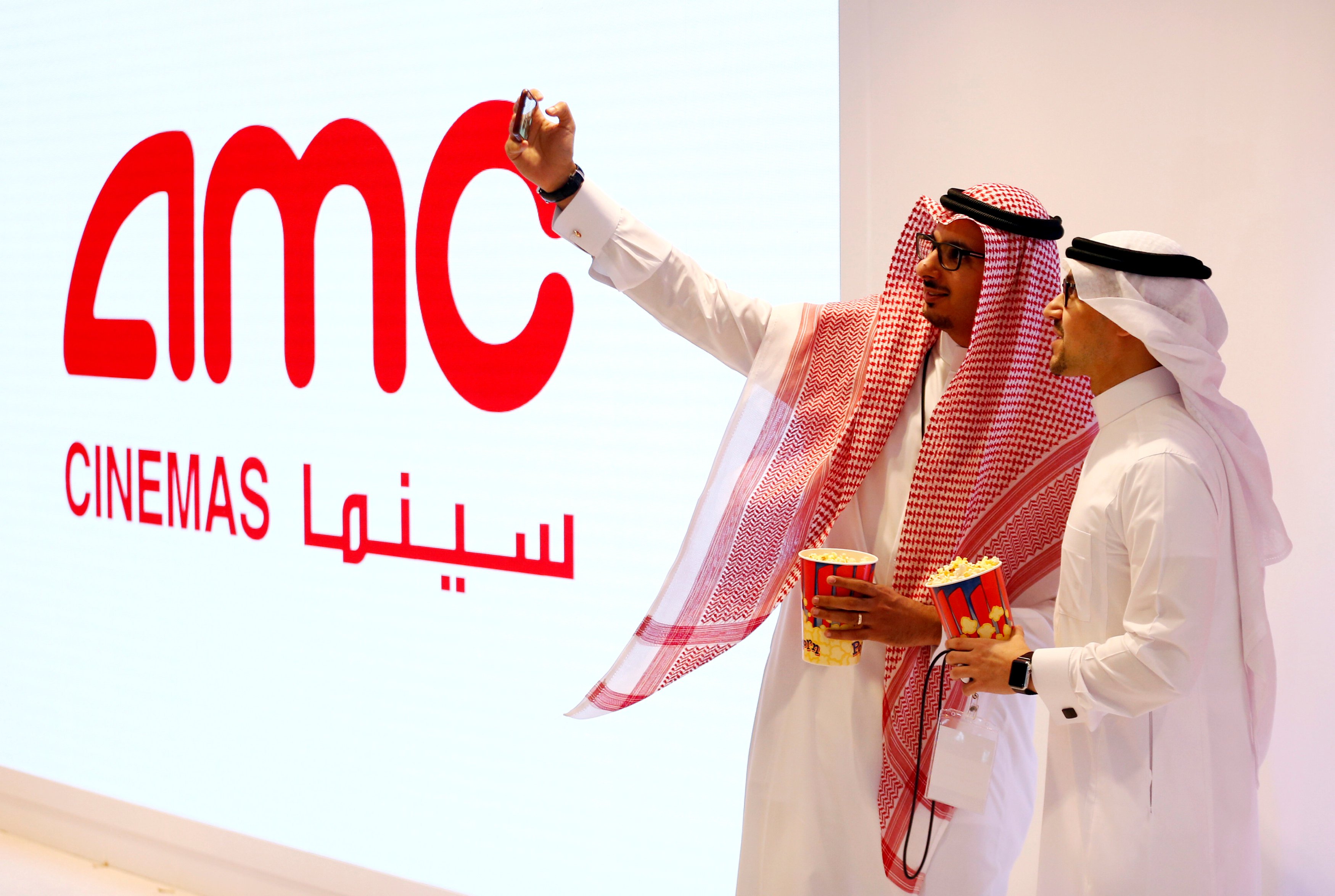 FOTO DE ARCHIVO: Dos hombres sauditas se toman una selfie en la primera sala de cine comercial de Arabia Saudita en 40 años en Riad, Arabia Saudita, 18 de abril de 2018. REUTERS/Faisal Al Nasser/File Photo