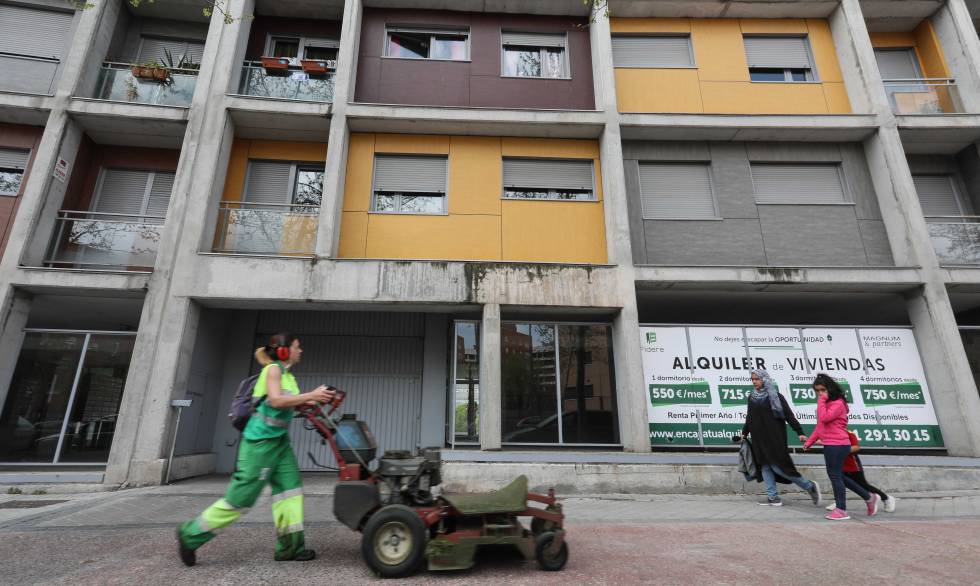 Bloque de viviendas de alquiler social vendidas al fondo buitre Fidere (Blackstone) en la etapa municipal de Ana Botella ubicado en el barrio madrileño Carabanchel.rn 
