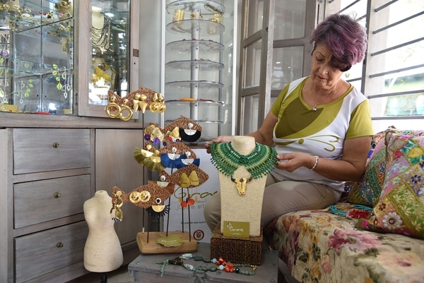 Dora Sánchez fue víctima de los conflictos armados en Colombia durante 27 años, pero hoy se recupera de la violencia con su empresa ‘Grass Accesorios’.